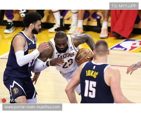 詹姆斯突破隔扣戈登,湖人掘金冲突吃技术犯规 詹姆斯突破隔扣戈登,湖人掘金冲突吃技术犯规